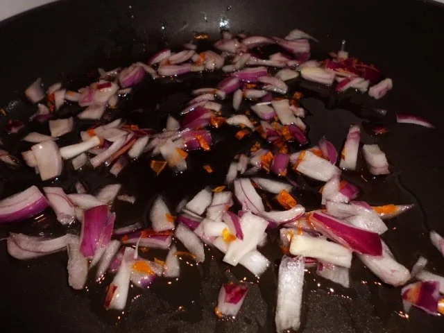 Rezept: Pfannegericht: Tomaten-Spinat-Mozzarella-Pfanne mit Garnelen und Bandnudeln Bild Nr. 3 Pfannegericht: Tomaten-Spinat-Mozzarella-Pfanne mit Garnelen und Bandnudeln - Rezept - Bild Nr. 3