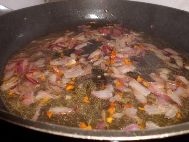 Rezept: Pfannegericht: Tomaten-Spinat-Mozzarella-Pfanne mit Garnelen und Bandnudeln Bild Nr. 4 Pfannegericht: Tomaten-Spinat-Mozzarella-Pfanne mit Garnelen und Bandnudeln - Rezept - Bild Nr. 4