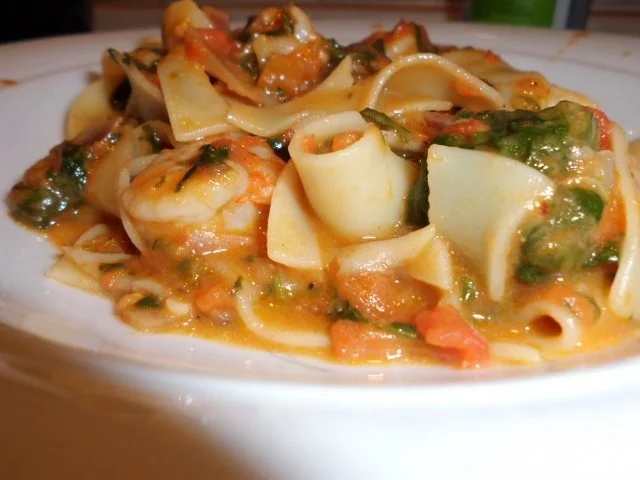 Rezept: Pfannegericht: Tomaten-Spinat-Mozzarella-Pfanne mit Garnelen und Bandnudeln Bild Nr. 6 Pfannegericht: Tomaten-Spinat-Mozzarella-Pfanne mit Garnelen und Bandnudeln - Rezept - Bild Nr. 6