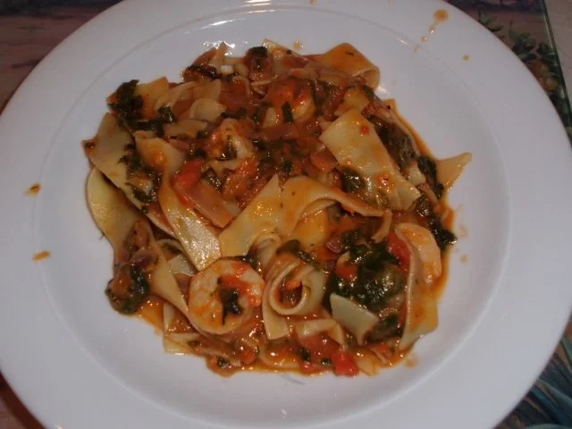 Rezept: Pfannegericht: Tomaten-Spinat-Mozzarella-Pfanne mit Garnelen und Bandnudeln Bild Nr. 5 Pfannegericht: Tomaten-Spinat-Mozzarella-Pfanne mit Garnelen und Bandnudeln - Rezept - Bild Nr. 5