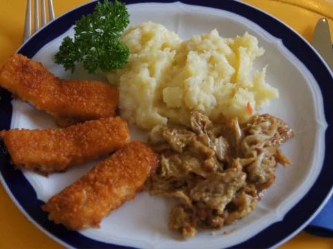 Rezept: Fischstäbchen mit Sahnewirsing und Sellerie-Kartoffelstampf Fischstäbchen mit Sahnewirsing und Sellerie-Kartoffelstampf - Rezept