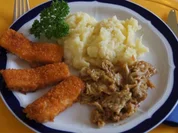 Fischstäbchen mit Sahnewirsing und Sellerie-Kartoffelstampf - Rezept