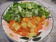 Gewürfelte Kartoffel - Möhrengemüse mit Salat - Rezept