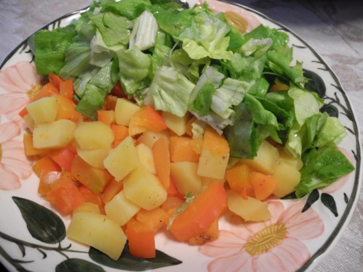 Gewürfelte Kartoffel - Möhrengemüse mit Salat - Rezept - Bild Nr. 2