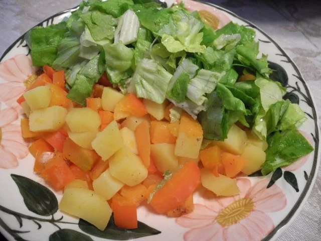 Gewürfelte Kartoffel - Möhrengemüse mit Salat - Rezept - Bild Nr. 2