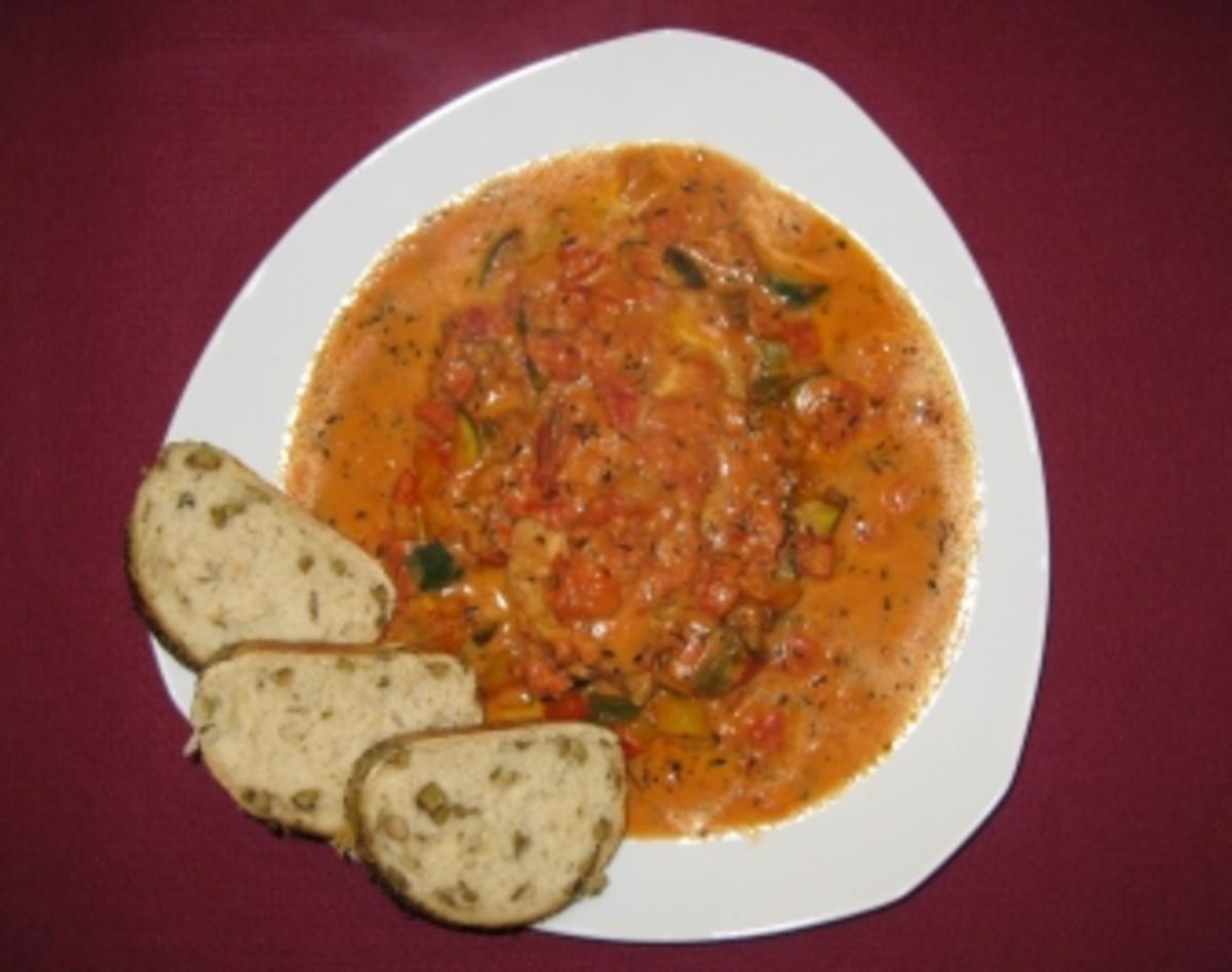 Martini-Hühnchen mit Kräuter-Ciabatta und Gemüserand - Rezept - kochbar.de