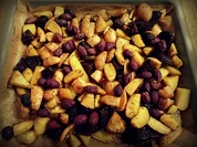 Beilage: Kartoffeln und Rote Bete vom Blech mit Ziegenfrischkäse-Dip - Rezept