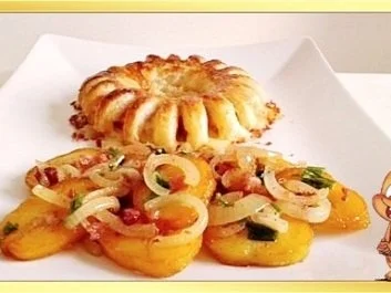 Chili Wiener im Cheddar Käse-Blätterteig-Mantel  aus dem Backofen und Bratkartoffeln dazu - Rezept