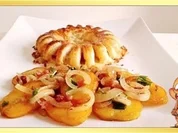 Chili Wiener im Cheddar Käse-Blätterteig-Mantel  aus dem Backofen und Bratkartoffeln dazu - Rezept