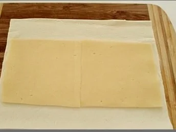 Chili Wiener im Cheddar Käse-Blätterteig-Mantel  aus dem Backofen und Bratkartoffeln dazu - Rezept - Bild Nr. 6