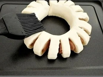 Chili Wiener im Cheddar Käse-Blätterteig-Mantel  aus dem Backofen und Bratkartoffeln dazu - Rezept - Bild Nr. 12