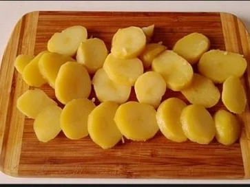 Chili Wiener im Cheddar Käse-Blätterteig-Mantel  aus dem Backofen und Bratkartoffeln dazu - Rezept - Bild Nr. 26