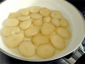 Chili Wiener im Cheddar Käse-Blätterteig-Mantel  aus dem Backofen und Bratkartoffeln dazu - Rezept - Bild Nr. 27