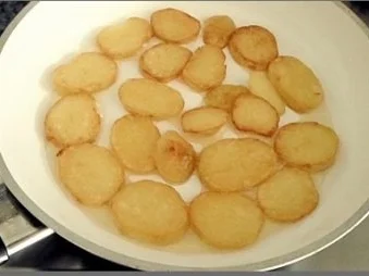 Chili Wiener im Cheddar Käse-Blätterteig-Mantel  aus dem Backofen und Bratkartoffeln dazu - Rezept - Bild Nr. 28