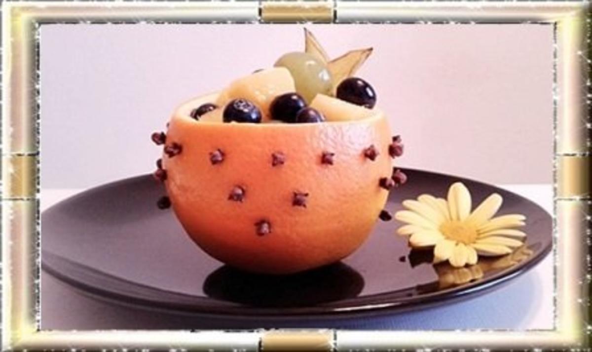 Aromatische „Orangen-Schüssel“ mit buntem Obst gefüllt - Rezept