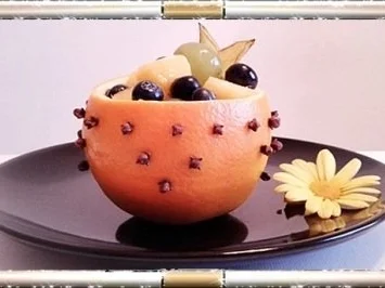 Aromatische „Orangen-Schüssel“ mit buntem Obst gefüllt - Rezept