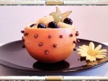 Aromatische „Orangen-Schüssel“ mit buntem Obst gefüllt - Rezept