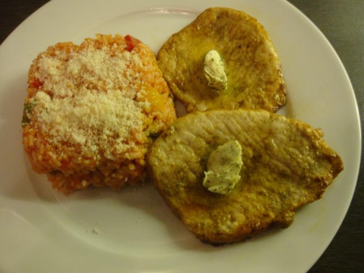 Tomaten-Paprika-Reis mit Minutensteaks und Kräuterbutter - Rezept