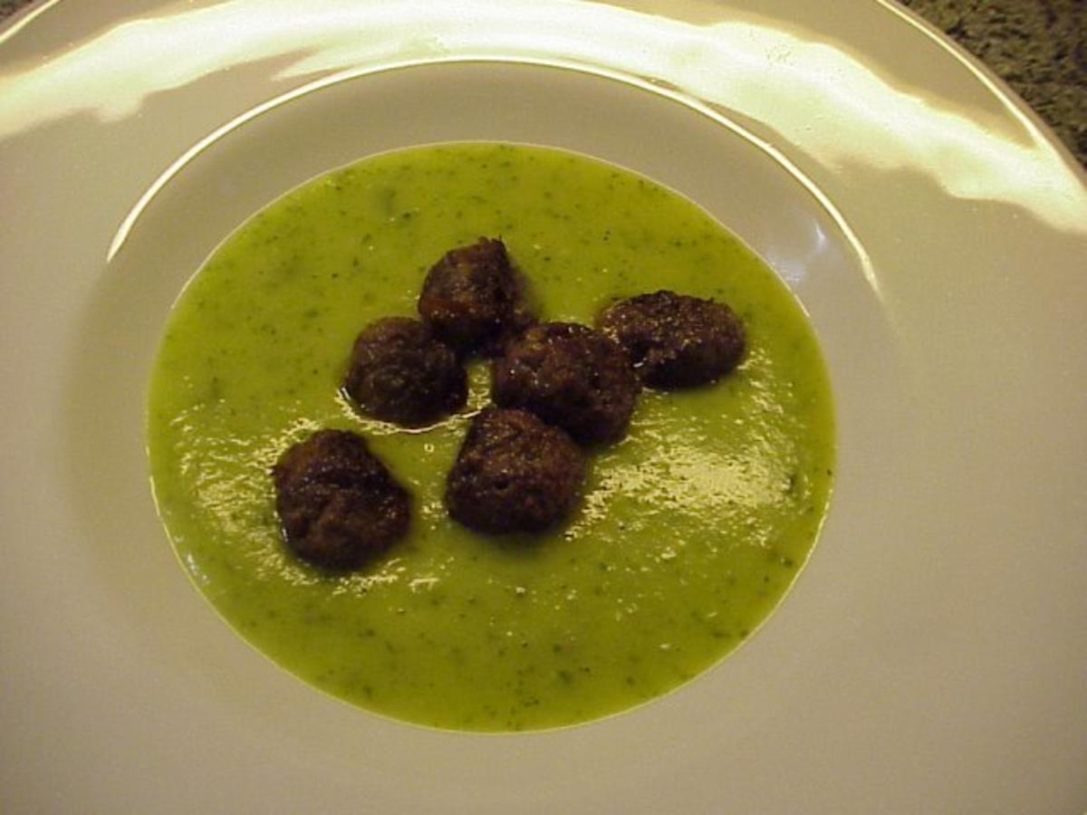 Zucchini-Kartoffel-Suppe mit Hackfleischbällchen - Rezept - kochbar.de