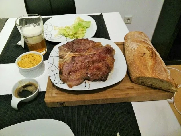 Porterhousesteak mit Gewürzbutter und Salat - Rezept