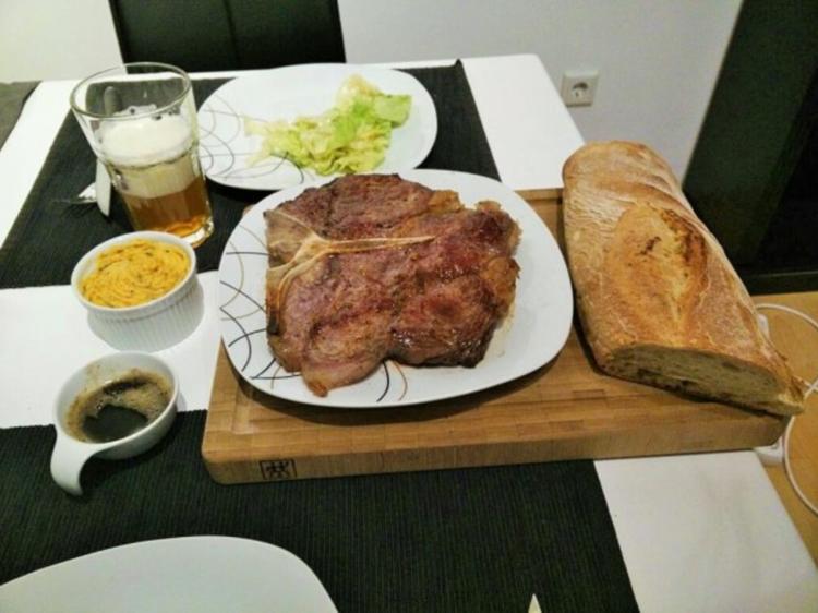 Porterhousesteak mit Gewürzbutter und Salat - schnell & einfach - 218 ... Porterhousesteak mit Gewürzbutter und Salat - schnell & einfach - 218 ...