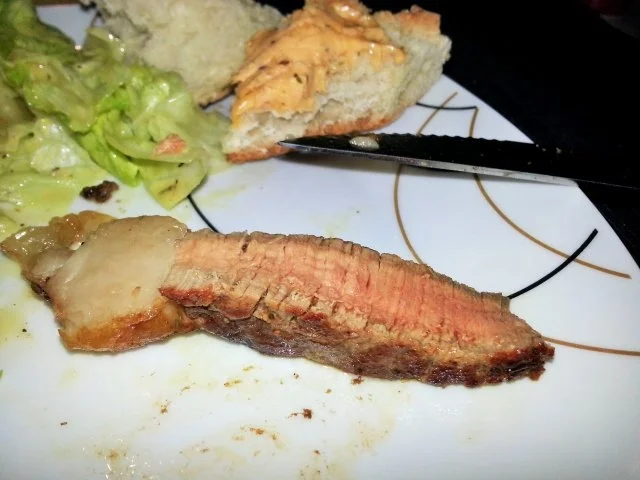 Porterhousesteak mit Gewürzbutter und Salat - Rezept - Bild Nr. 2