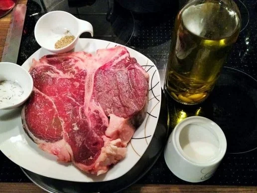 Porterhousesteak mit Gewürzbutter und Salat - Rezept - Bild Nr. 3