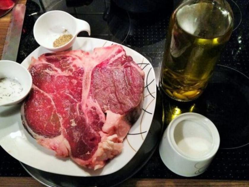 Porterhousesteak mit Gewürzbutter und Salat - schnell & einfach - 218 ... Porterhousesteak mit Gewürzbutter und Salat - schnell & einfach - 218 ...