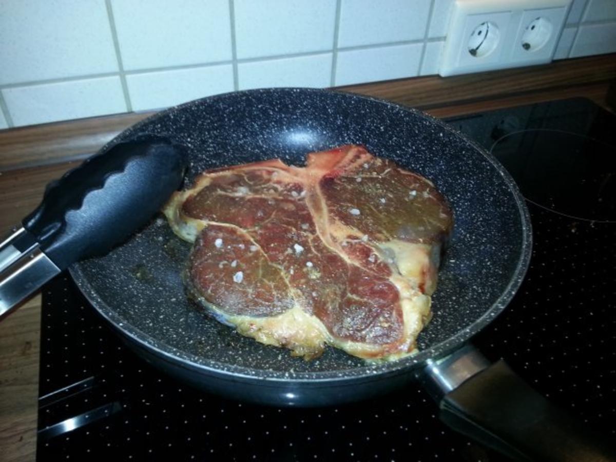 Porterhousesteak mit Gewürzbutter und Salat - Rezept - Bild Nr. 4