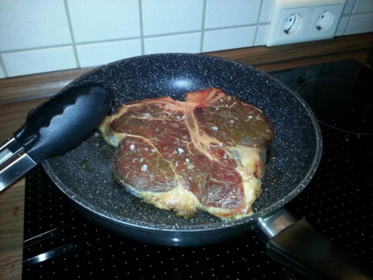 Porterhousesteak mit Gewürzbutter und Salat - schnell &amp; einfach - 218 ...
