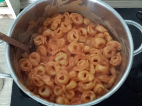 Rezept: Käse-Tortellini mit Tomatensauce Käse-Tortellini mit Tomatensauce - Rezept