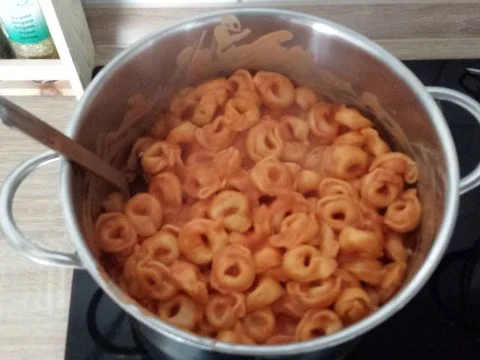 Rezept: Käse-Tortellini mit Tomatensauce Bild Nr. 2 Käse-Tortellini mit Tomatensauce - Rezept - Bild Nr. 2