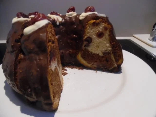 Rezept: "Schwarzwälder-Kirsch" Gugelhupf Bild Nr. 2 "Schwarzwälder-Kirsch" Gugelhupf - Rezept - Bild Nr. 2