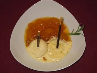 Rezept: Lavendeleis mit Pfirsichkompott Lavendeleis mit Pfirsichkompott - Rezept