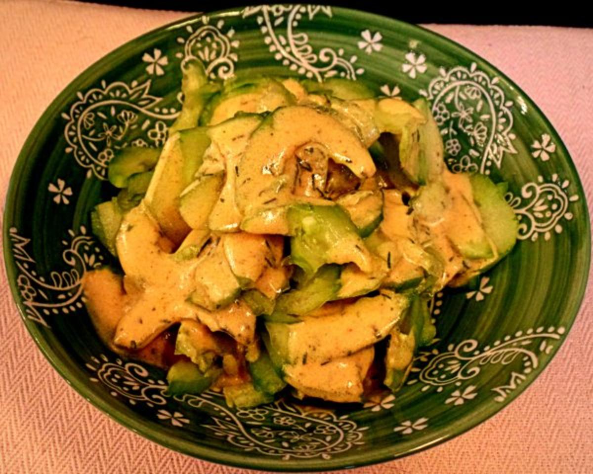 Gurkensalat mit Curry-Senf-Dressing - Rezept