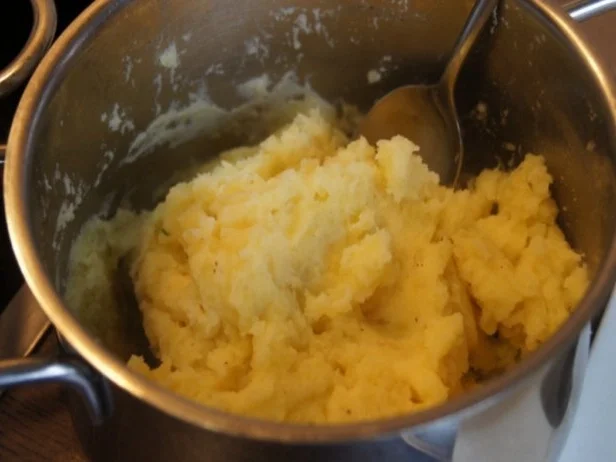 Rindermettsteak mit Sahne-Kohlrabi und Kartoffelstampf - Rezept - Bild Nr. 17