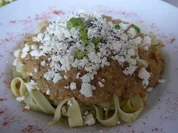 Bandnudeln unter Auberginen-Oliven-Soße mit gekrümeltem Ziegenkäse - Rezept