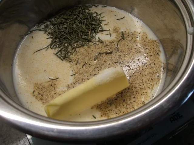 Rezept: Suppeneinlage: Malfatti con Formaggio é Rosmarino Bild Nr. 3 Suppeneinlage: Malfatti con Formaggio é Rosmarino - Rezept - Bild Nr. 3