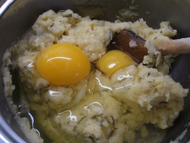 Rezept: Suppeneinlage: Malfatti con Formaggio é Rosmarino Bild Nr. 6 Suppeneinlage: Malfatti con Formaggio é Rosmarino - Rezept - Bild Nr. 6