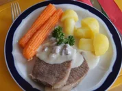 Tafelspitz mit Meerrettichsauce, karamellisierten Möhren und Kartoffelpilzen - Rezept