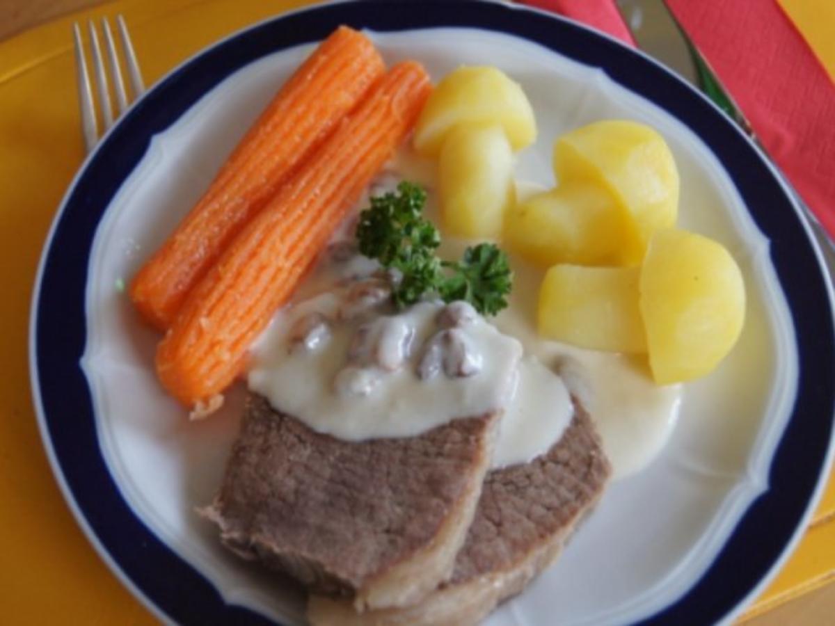 Bilder für Tafelspitz mit Meerrettichsauce, karamellisierten Möhren und Kartoffelpilzen - Rezept