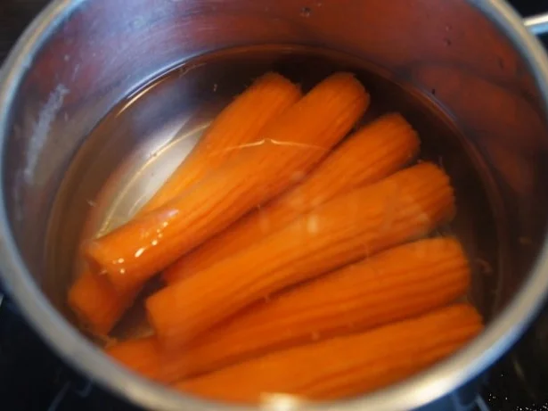 Tafelspitz mit Meerrettichsauce, karamellisierten Möhren und Kartoffelpilzen - Rezept - Bild Nr. 10