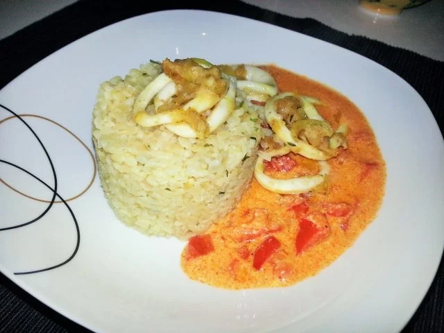 Calamariringe auf pikantem Paprikabett mit Zitronenbulgur - Rezept