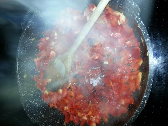 Calamariringe auf pikantem Paprikabett mit Zitronenbulgur - Rezept - Bild Nr. 6