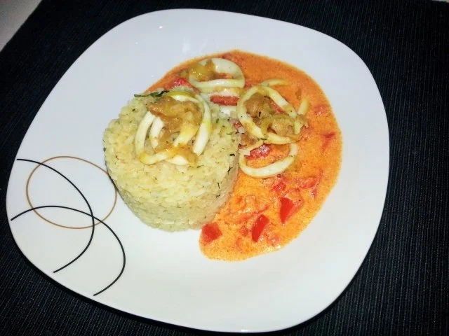 Calamariringe auf pikantem Paprikabett mit Zitronenbulgur - Rezept - Bild Nr. 8