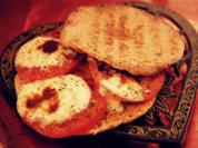 Pikanter Snack: Italienische Tomaten-Mozzarella-Pitabrote - Rezept