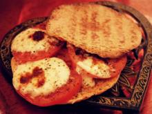 Pikanter Snack: Italienische Tomaten-Mozzarella-Pitabrote - Rezept