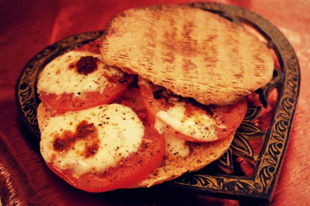 Bilder für Pikanter Snack: Italienische Tomaten-Mozzarella-Pitabrote - Rezept