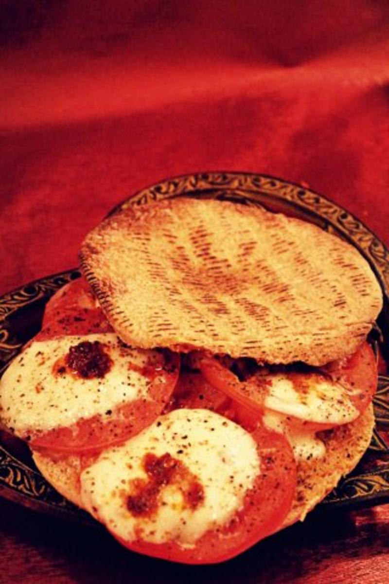 Pikanter Snack: Italienische Tomaten-Mozzarella-Pitabrote - Rezept - Bild Nr. 2