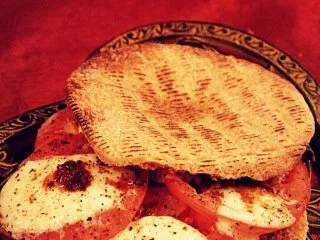 Pikanter Snack: Italienische Tomaten-Mozzarella-Pitabrote - Rezept - Bild Nr. 2